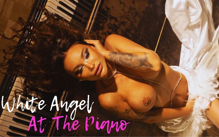 Monika Fox: Angel Putih Monika Fox bergambar di Piano
