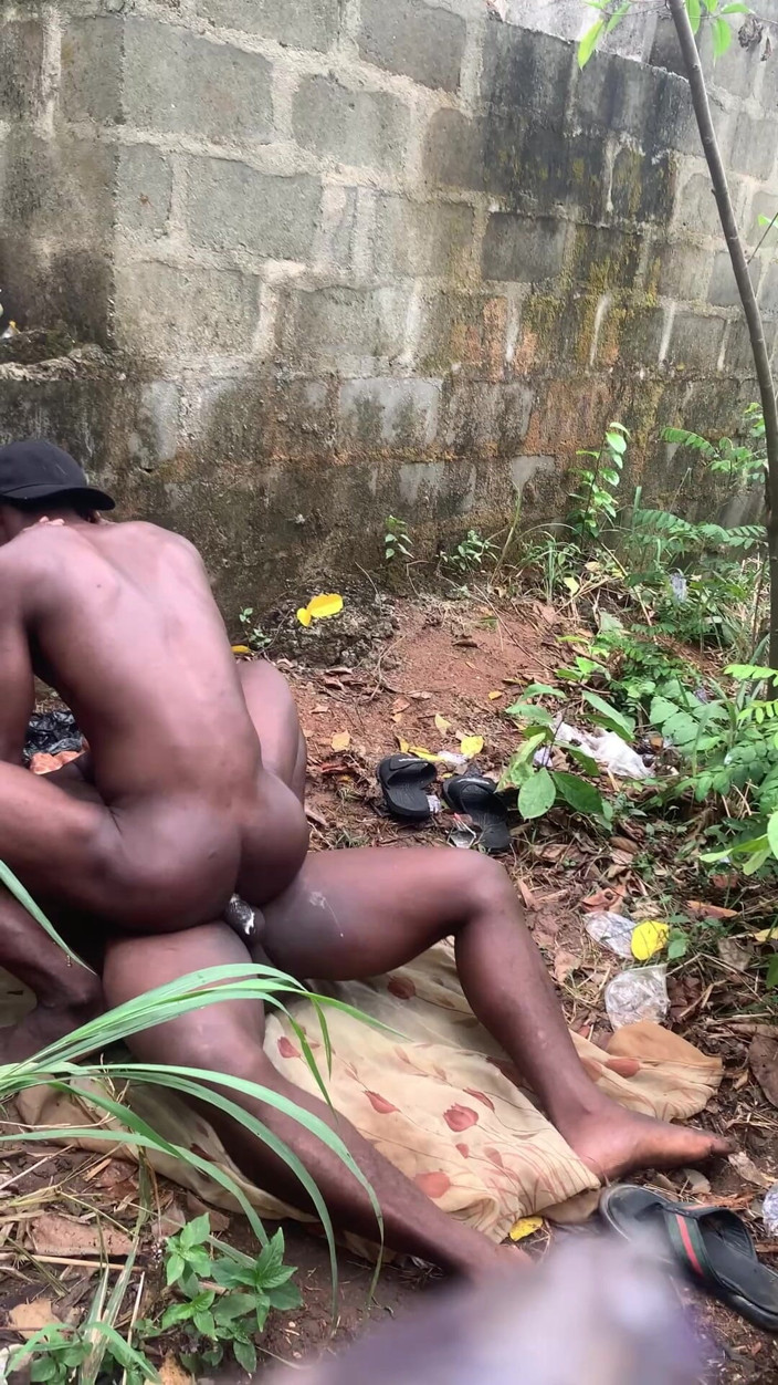Sexylary: Calde scopata all'aperto con ragazzi muscolosi