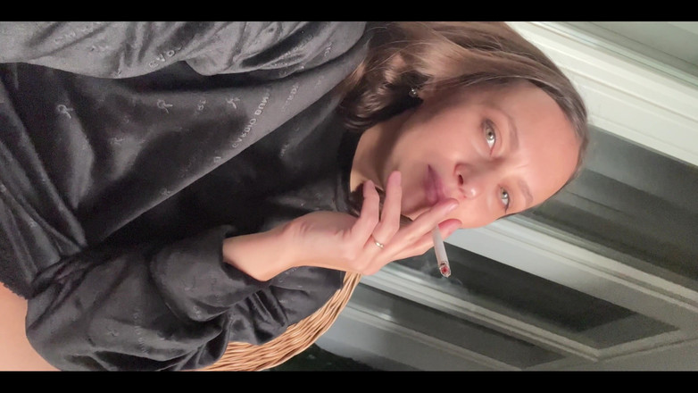 Crypto Mommy: Líbí se ti moje dlouhá kundička a moje čůrací díra??