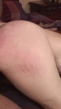 Mamă sexy țâțoasă cu fundul rotund este futută interrasial