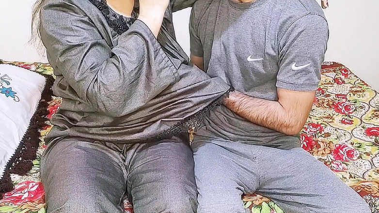 Pakistani CoupleX: 我操了我的印度继妹，因为她是热辣的素人印地语音频