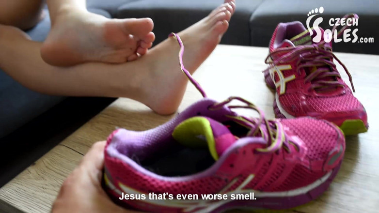 Czech Soles - foot fetish content: Stinkende sportschoolvoeten en sportschoenen aanbidden pov