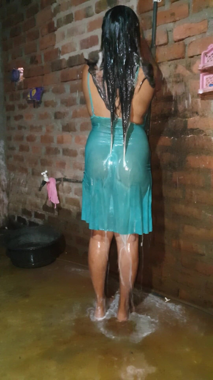 Tiyana: バスルームでのふしだらな妻の温浴