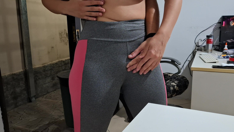 Gabi SweetCouplesStories: Masturbuje się na stole z pomocą sąsiada