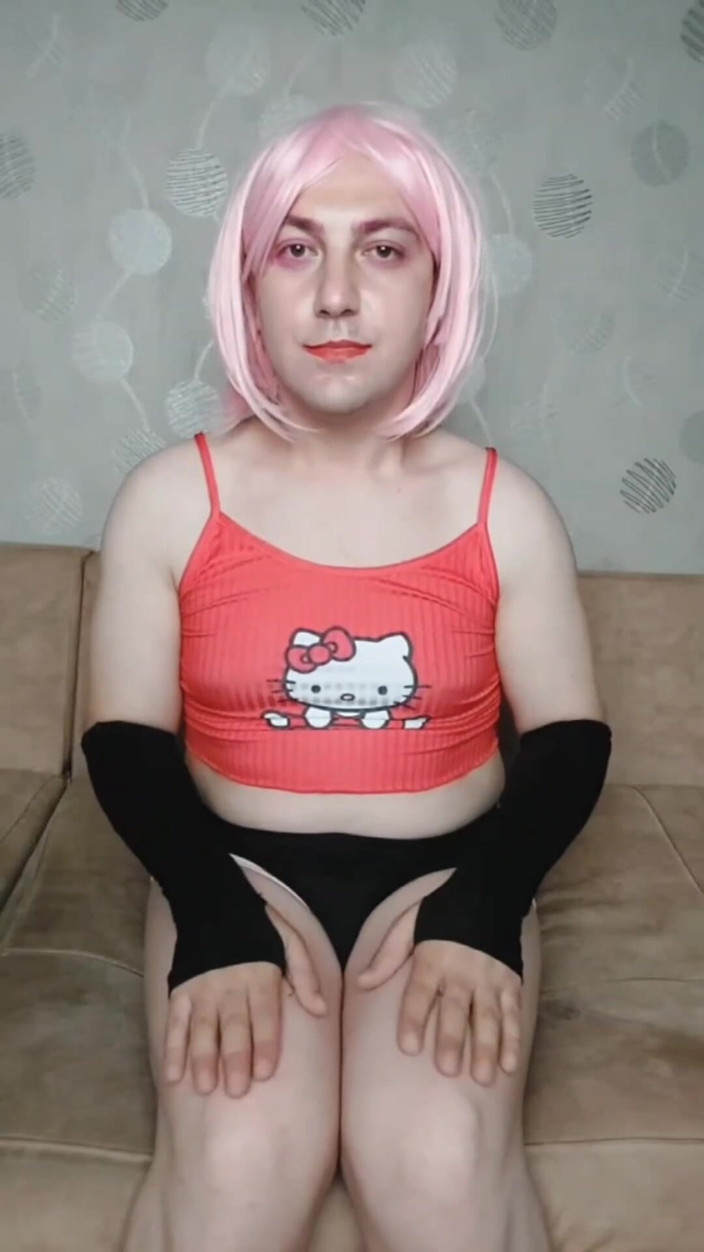 Kitty_Cross: Si banci dengan celana pendek imut dengan pantat bahenol lagi...