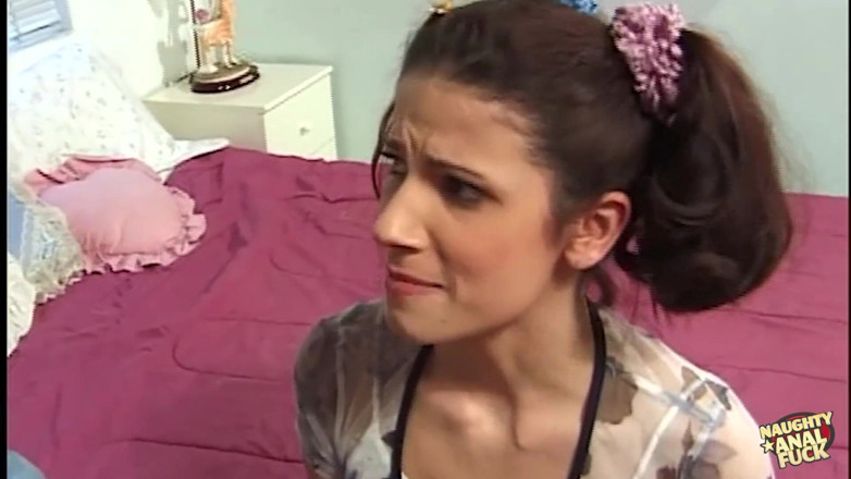 Naughty anal fuck: Nevinná konverzace mezi dvěma muži a roztomilou brunetkou vede k...