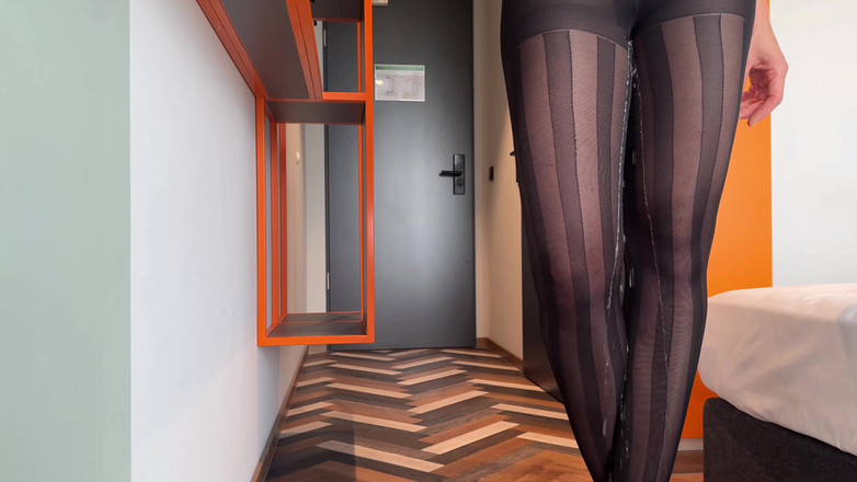 DINA LIGHT: タイツでおもらしちゃった