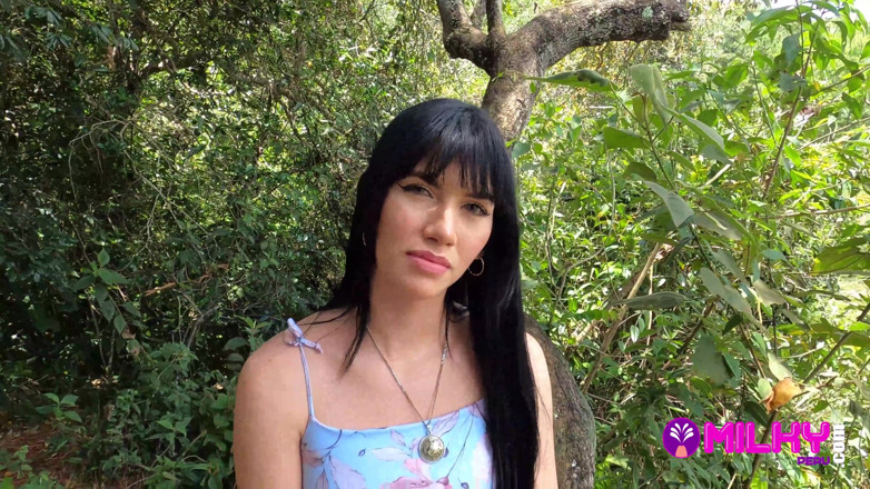 Milky Peru: Yenifer Chp - une belle fille baise dans la forêt avec...