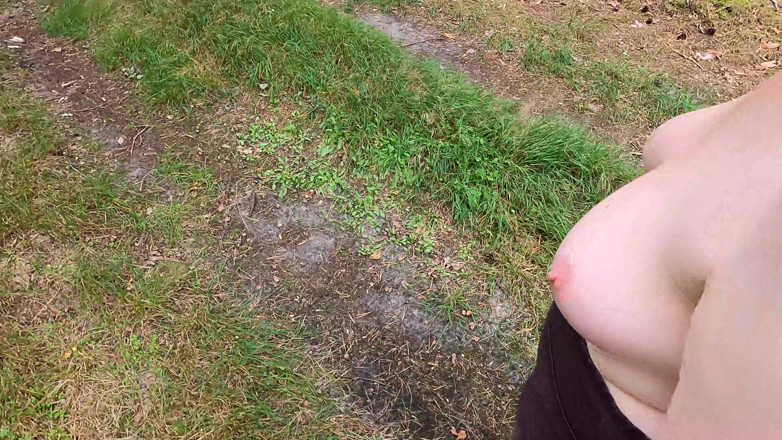 Bouncy Tits Action: Merdivene dayanıyor - çıplak - sert tokatlanıyor