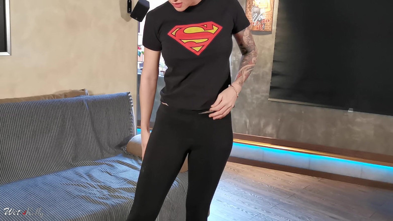 Wet Kelly: 誰かに見られずに初めてマスターベーションをする