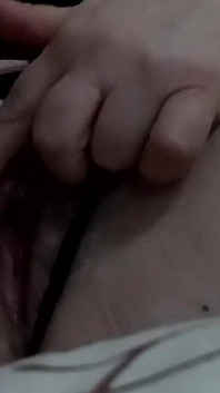 Meine hotwife leila spielt mit ihrer muschi