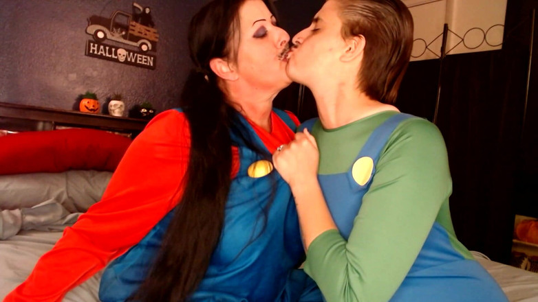 Abby Anna: Cosplay halloween ciuman lesbian