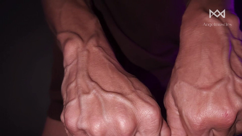 Angelmuscles: POV: Poddała się moim żyłowatym ramionom