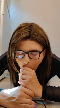 Aku lagi asik muasin memekku pakai dildo favoritku!