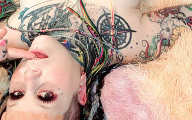 Madame Stiletto: Máy bay bà già hứng tình chơi với âm hộ sưng...