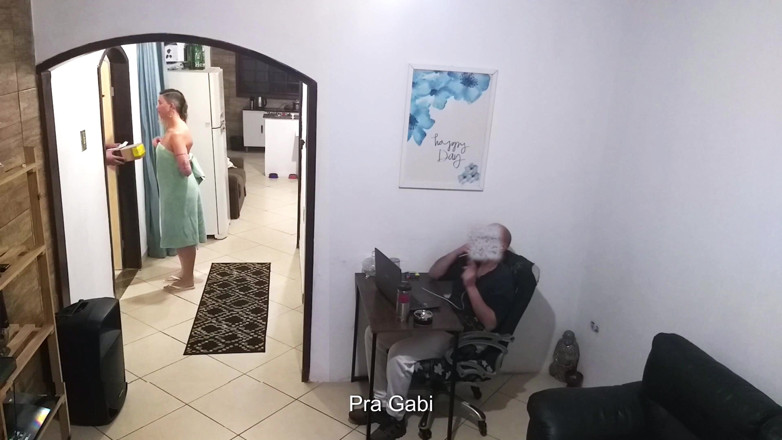 Gabi SweetCouplesStories: Pas suami lagi kerja, istri pakai handuk menyapa pria pengantar...