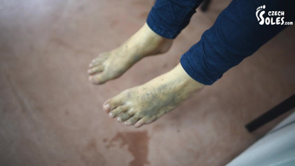 Czech Soles - foot fetish content: Os pés de Sofie estão tão sujos de andar descalça