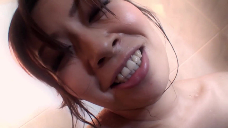 Asian Mature Climax: Ragazza asiatica che si sditalina in bagno