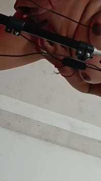 Kıyafetlerini çıkardık ve battaniyenin içinden bir video çektik