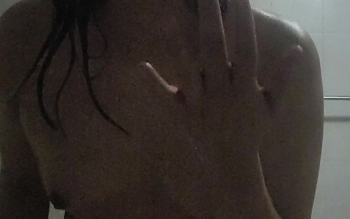 Crystal Phoenix Porn: Ik hou van masturberen onder de hete douche