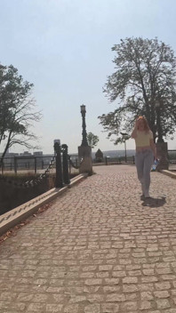 Pixie benetzte jeans im park