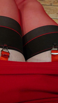 Sissy Kanisa dans une station de campagne vintage, partie 5 : gros plan sur les jambes et petit clito de tapette