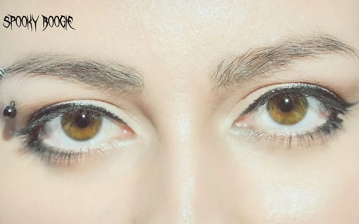 Spooky Boogie: Ma demi-sœur te laisse lui lécher les pieds