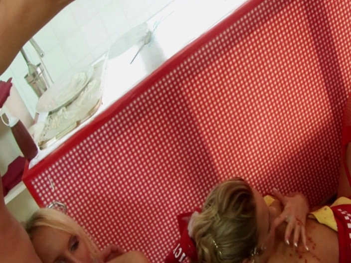 DARVASEX: 有趣的食物场景2：几个金发女服务员穿着内衣做爱，四人行被奶油覆盖