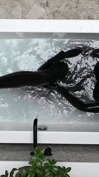 Latexdoll Dans La Baignoire