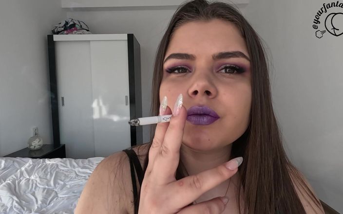 Your fantasy studio: Rauchen und Verdampfen mit lila glänzendem lippenstift