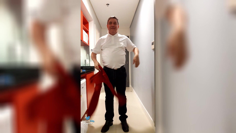 Carlos And Junior: 火辣爸爸脱光衣服