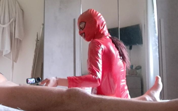 LauraOnHeels: MILF im latex-catsuit gibt blowjob und schluckt sperma