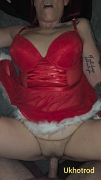 Foda rápida e gozada interna na roupa de natal depois de garganta profunda