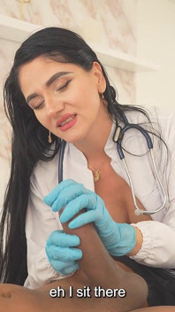 Antar ras-aku menemukan kontol besar di pemeriksaan pasienku dan aku ingin memberinya blowjob yang berair.