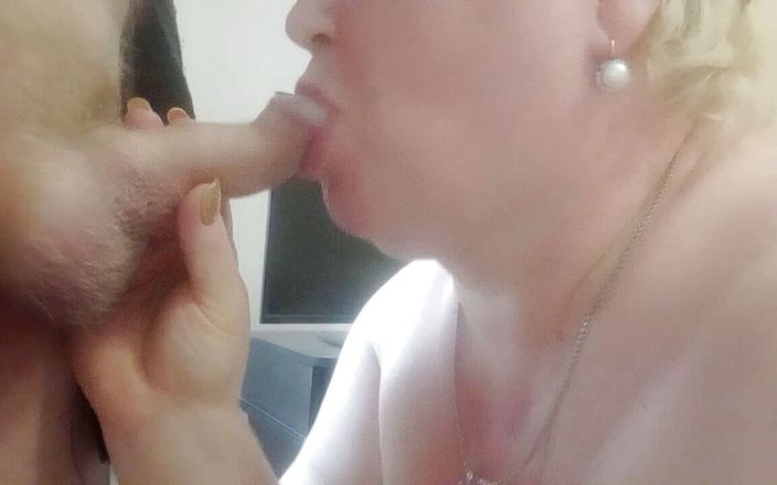 Sweet July: Olgun orta yaşlı seksi kadın oral seks ağzına boşalıyor 2