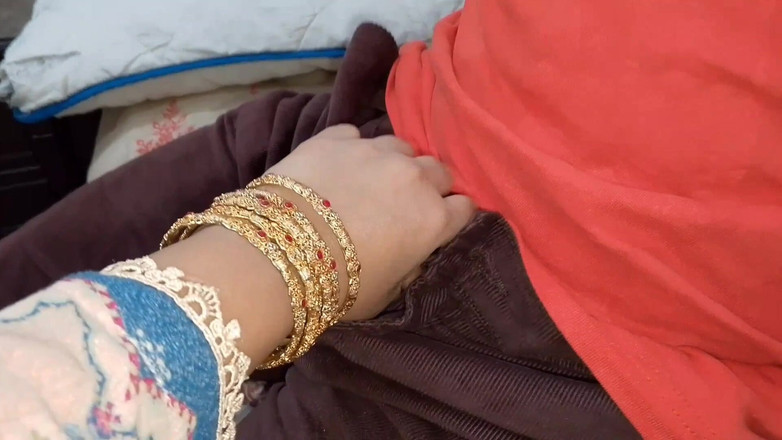 QueenbeautyQB: Hintli üvey anne üvey oğlunu edepsiz bir video izlerken yakalıyor - Hintçe ses