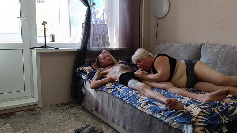 Zona901: Ráno začalo kouřením a plněním úst mé macechy tlustým spermatem