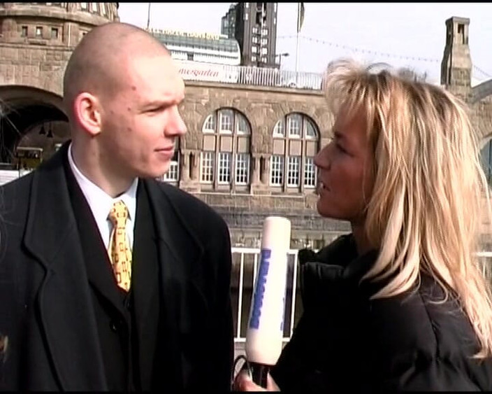 Deutsche Camgirls: Elegantní blonďatá holka si musí hrát s chlápek na castingu