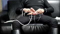 Boototternl: パパがレザーの警察ブーツでキノコのチンコで遊んでいる