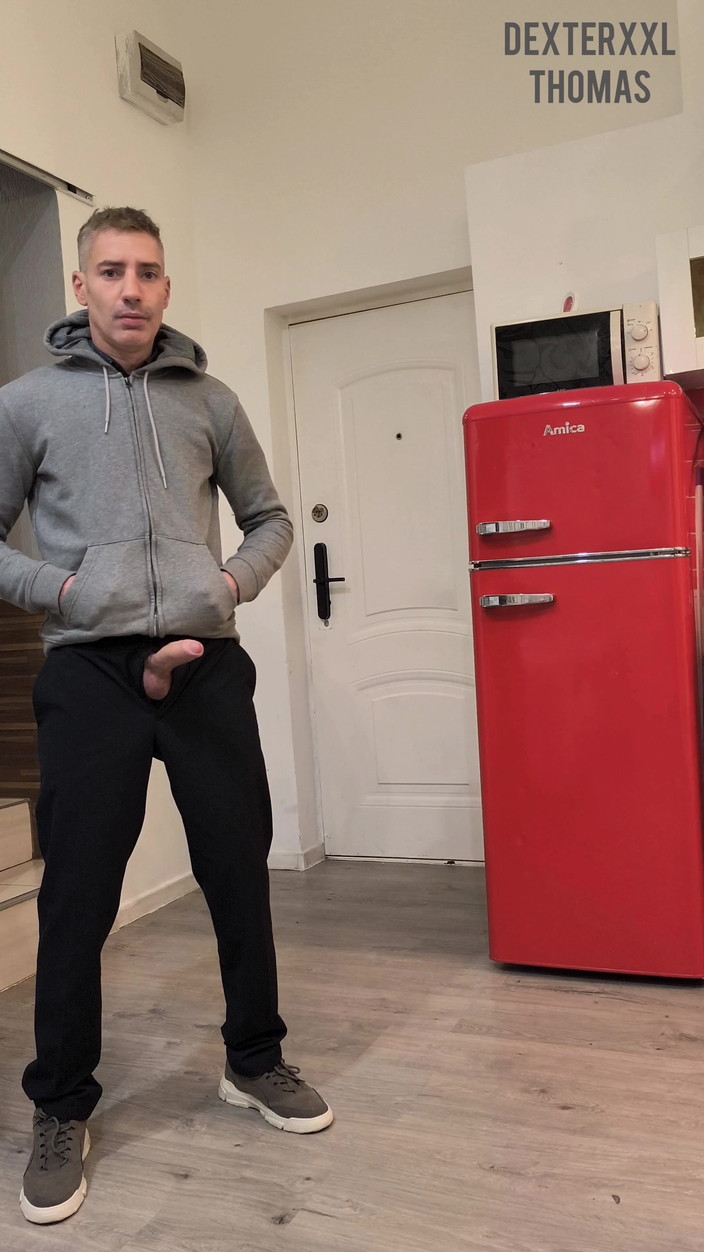 Dexterxxlfun: 来自托马斯的一些免提撒尿。