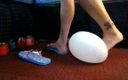 Abby Anna: Palloncini bianchi con infradito pop