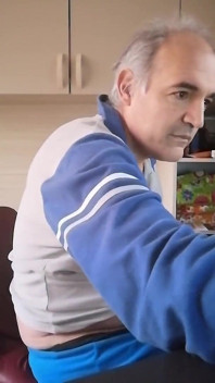 Înjurături și pișare în sticlă și o mulțime de masturbare