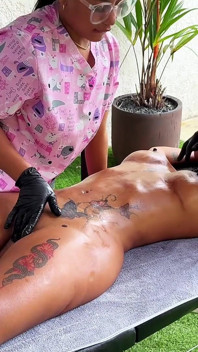 Masaj cu final fericit pentru o femeie latino milf excitată cu corp în formă și țâțe mari