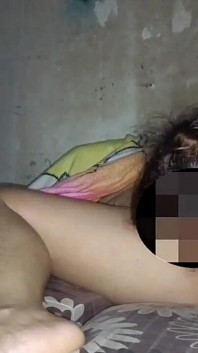 Pompându-i tare pizda până se udă și ejaculează
