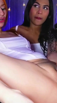 为一些染了头发的女同性恋者提供巨大的假阳具的强烈性爱表演