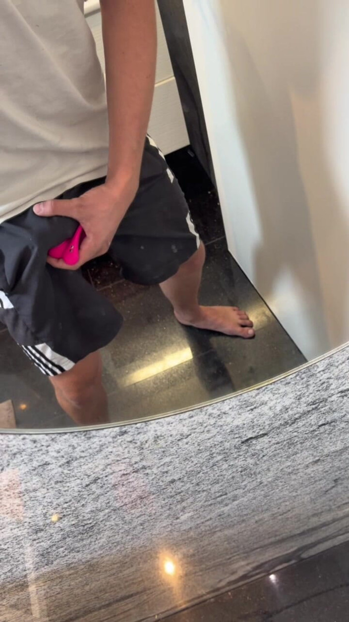 Daddys Legacy: Bwcは我慢できず、ペニスを震わせてショーツの中で激しくイくまで続ける