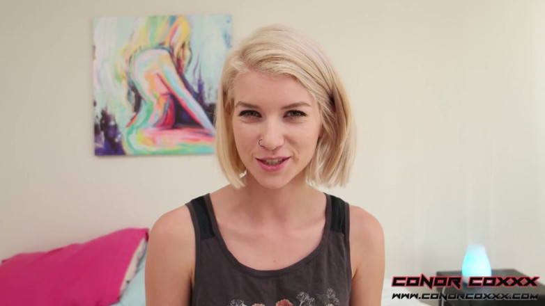 Conor Coxxx: Une jeune blonde toute menue taille une gorge profonde à Arya...