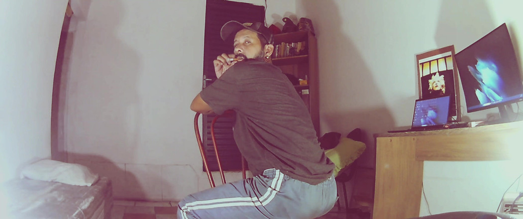 Stink HairyMale: Zittend in de stoel