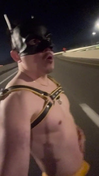 Noční svalnatý král: Asijský kus v koženém postroji a Jockstrap vlastní prázdné ulice