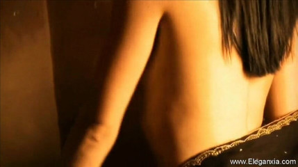 Eleganxia: Close-up geoliede actie met Indische babe